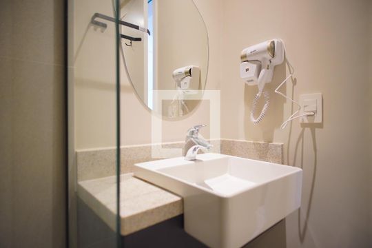 Banheiro de apartamento à venda com 1 quarto, 32m² em Rio Branco, Porto Alegre