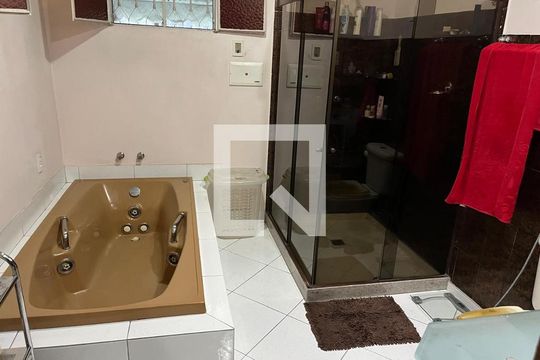 Banheiro de casa à venda com 4 quartos, 350m² em Todos Os Santos, Rio de Janeiro
