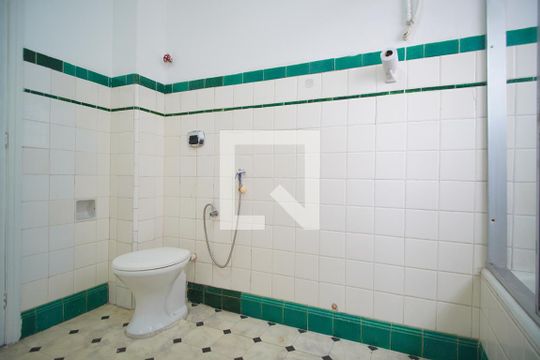 Banheiro  de apartamento à venda com 3 quartos, 106m² em Independência, Porto Alegre
