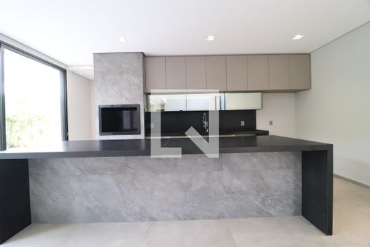 Varanda gourmet de casa de condomínio para alugar com 5 quartos, 500m² em Jardim Sul, Uberlândia