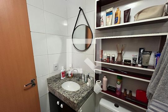 Banheiro de apartamento para alugar com 2 quartos, 47m² em Encantado, Rio de Janeiro