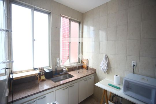 Cozinha de apartamento para alugar com 3 quartos, 56m² em Estoril, Belo Horizonte