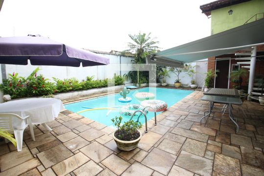 Piscina de casa à venda com 4 quartos, 226m² em City Bussocaba, Osasco
