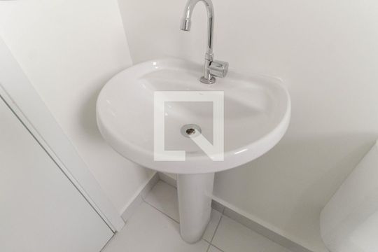 Banheiro de apartamento para alugar com 2 quartos, 40m² em Jardim Helian, São Paulo