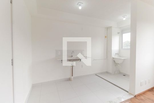 Cozinha de apartamento para alugar com 2 quartos, 40m² em Jardim Helian, São Paulo