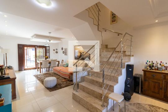 Sala de casa à venda com 3 quartos, 375m² em Guarujá, Porto Alegre