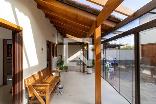 Área Externa de casa à venda com 3 quartos, 375m² em Guarujá, Porto Alegre