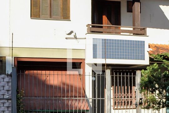 Fachada de casa à venda com 2 quartos, 105m² em Cristal, Porto Alegre