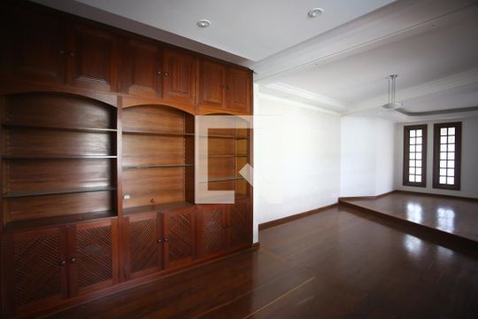 Sala de casa para alugar com 4 quartos, 720m² em Barreiro, Belo Horizonte