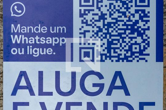 Placa de aluga e vende instalada na fachada do imóvel (GYAK-314) de apartamento para alugar com 2 quartos, 50m² em Jardim Montanhês, Belo Horizonte