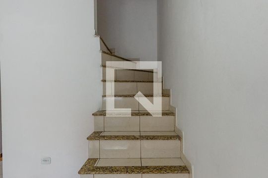 Escada de casa para alugar com 2 quartos, 74m² em Jardim Maristela, São Paulo