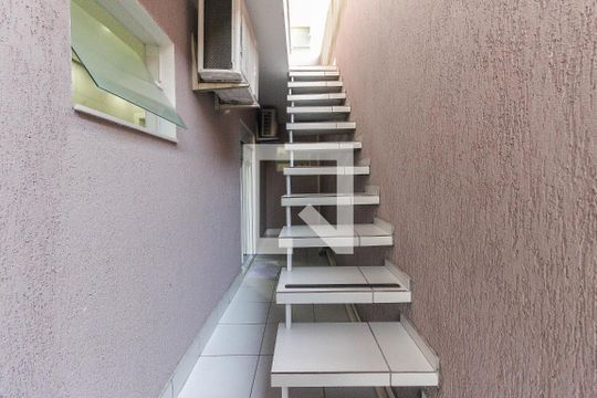 Escada Externa de casa à venda com 5 quartos, 600m² em Itaquera, São Paulo