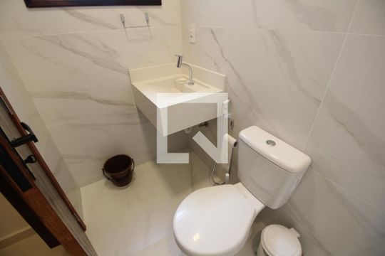 Banheiro de Serviço de casa de condomínio à venda com 4 quartos, 370m² em Taquara, Rio de Janeiro