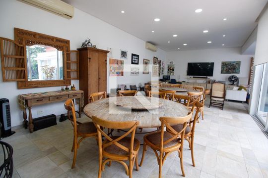 Área comum de casa à venda com 3 quartos, 800m² em Jardim Leonor, São Paulo
