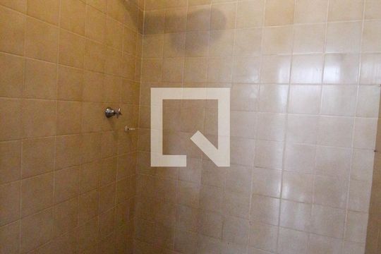 Banheiro de serviço de casa para alugar com 3 quartos, 800m² em Jardim Leonor, São Paulo