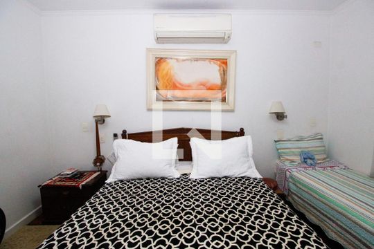 Suíte 1 de casa para alugar com 3 quartos, 800m² em Jardim Leonor, São Paulo