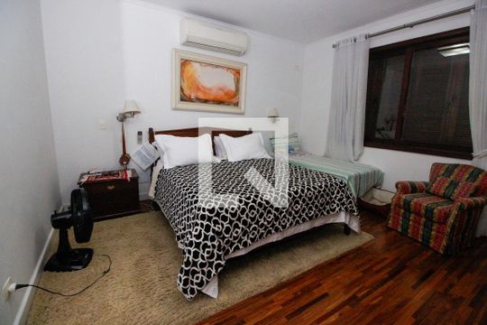 Suíte 1 de casa para alugar com 3 quartos, 800m² em Jardim Leonor, São Paulo