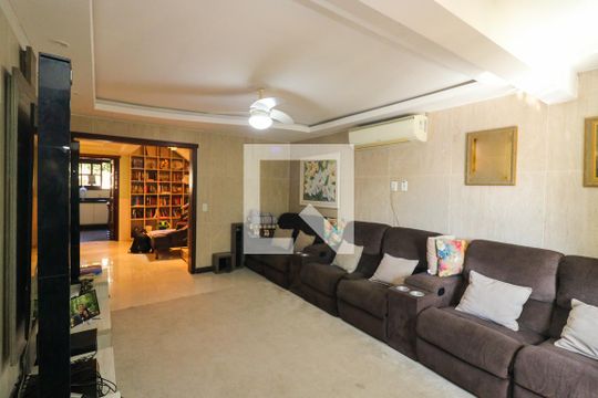 Sala de casa à venda com 4 quartos, 400m² em Medianeira, Porto Alegre