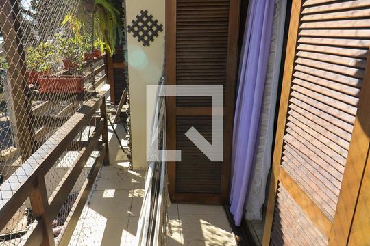 Sacada do Quarto 1 de casa à venda com 4 quartos, 400m² em Medianeira, Porto Alegre
