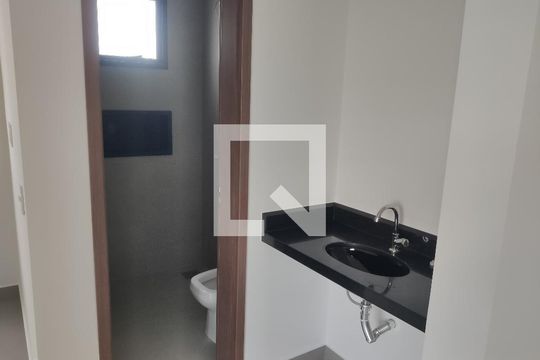 Banheiro de apartamento para alugar com 1 quarto, 45m² em Saraiva, Uberlândia
