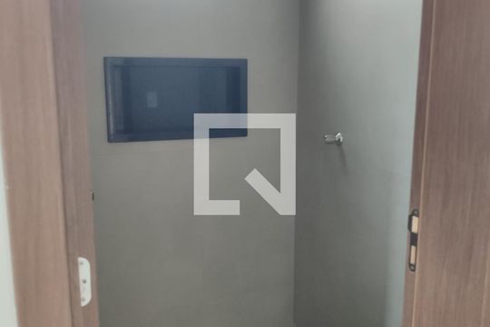 Banheiro de apartamento para alugar com 1 quarto, 45m² em Saraiva, Uberlândia