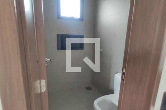 Banheiro de apartamento para alugar com 1 quarto, 45m² em Saraiva, Uberlândia