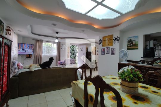 Sala de casa de condomínio para alugar com 4 quartos, 500m² em Taquara, Rio de Janeiro