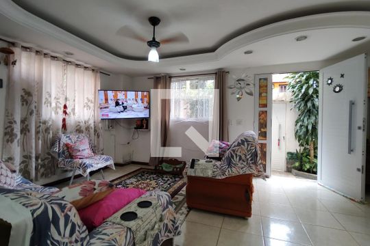 Sala de casa de condomínio para alugar com 4 quartos, 500m² em Taquara, Rio de Janeiro