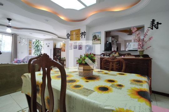 Sala de casa de condomínio para alugar com 4 quartos, 500m² em Taquara, Rio de Janeiro