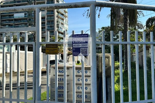 Plaquinha de casa de condomínio à venda com 6 quartos, 600m² em Recreio dos Bandeirantes, Rio de Janeiro