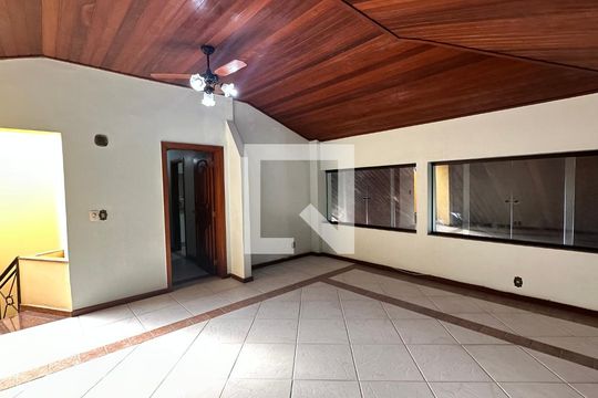 Sala intima de casa de condomínio à venda com 6 quartos, 600m² em Recreio dos Bandeirantes, Rio de Janeiro