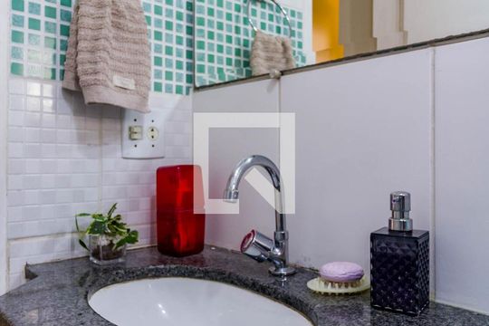 Banheiro de apartamento para alugar com 2 quartos, 45m² em Jardim Paris, São Paulo