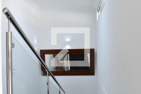 Escadas de casa para alugar com 4 quartos, 300m² em Centro Cívico, Curitiba