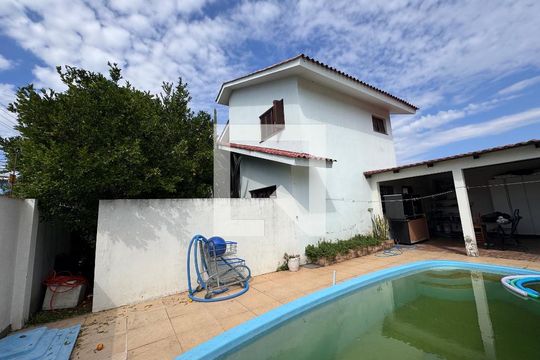 Piscina de casa à venda com 3 quartos, 200m² em Campestre, São Leopoldo