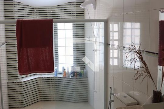 Banheiro de casa à venda com 3 quartos, 450m² em Serra Grande, Niterói