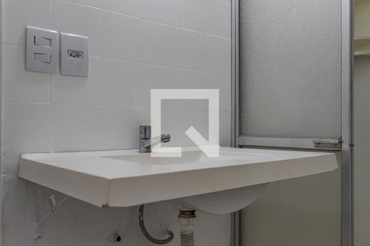 Banheiro de apartamento para alugar com 2 quartos, 60m² em Petrópolis, Porto Alegre