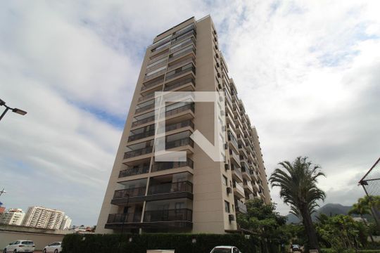 Fachada  de apartamento para alugar com 2 quartos, 75m² em Jacarepaguá, Rio de Janeiro