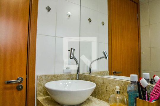 Banheiro de apartamento à venda com 2 quartos, 51m² em Utinga, Santo André