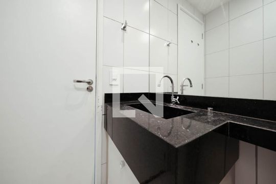 Banheiro de apartamento à venda com 2 quartos, 37m² em Vila Pierina, São Paulo