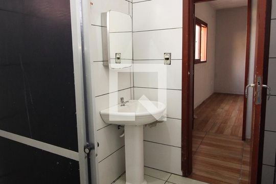Banheiro de apartamento para alugar com 2 quartos, 57m² em Medianeira, Porto Alegre