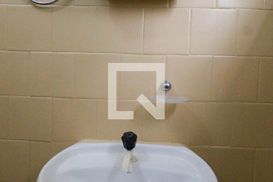 Banheiro de casa para alugar com 1 quarto, 60m² em Jardim Clementino, Taboão da Serra