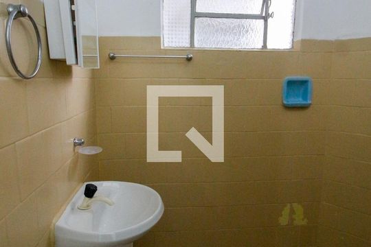 Banheiro de casa para alugar com 1 quarto, 60m² em Jardim Clementino, Taboão da Serra