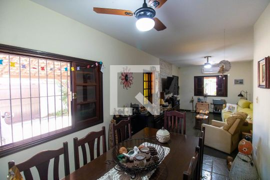 Sala de casa à venda com 3 quartos, 300m² em Itaipu, Niterói