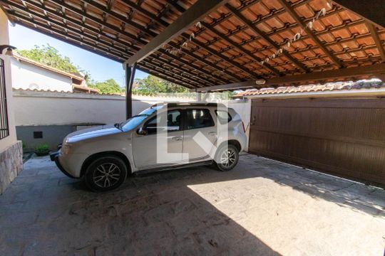 Garagem de casa à venda com 3 quartos, 300m² em Itaipu, Niterói