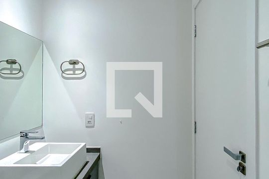 Banheiro de kitnet/studio para alugar com 1 quarto, 24m² em Vila Regente Feijó, São Paulo