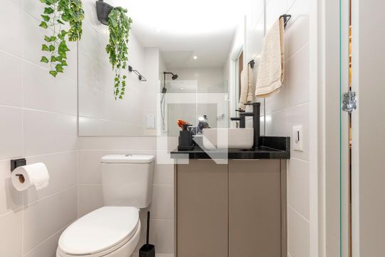 Banheiro de kitnet/studio para alugar com 1 quarto, 25m² em Campo Belo, São Paulo