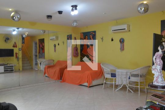 Sala de casa de condomínio para alugar com 1 quarto, 70m² em Pechincha, Rio de Janeiro