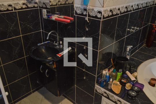 Banheiro da Suíte de casa de condomínio para alugar com 1 quarto, 70m² em Pechincha, Rio de Janeiro