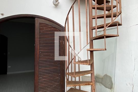 Área externa de casa para alugar com 4 quartos, 134m² em Jardim Munhoz, Guarulhos