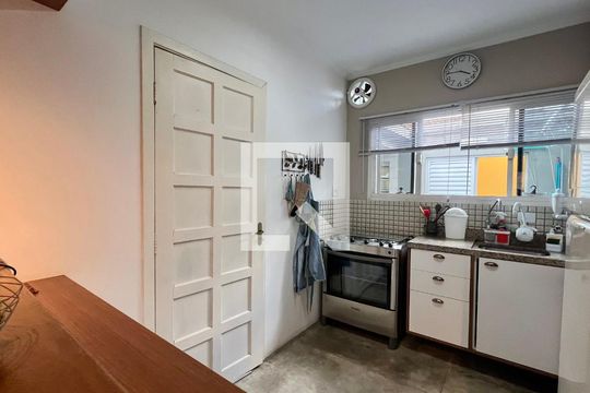 Cozinha de casa para alugar com 2 quartos, 150m² em Sumaré, São Paulo